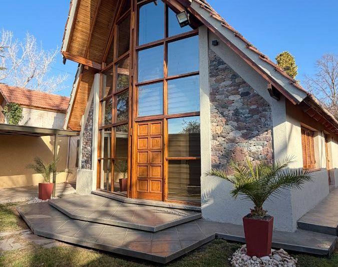 Casa · 306m² · 8 Ambientes · 4 Cocheras