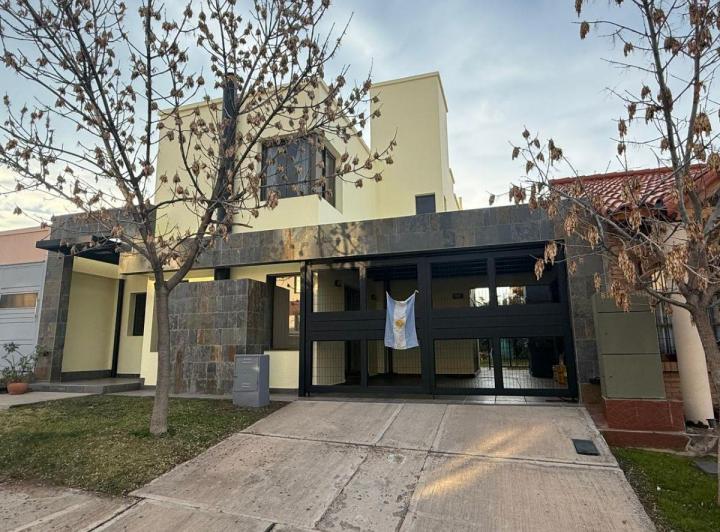 Casa · 220m² · 7 Ambientes · 2 Cocheras