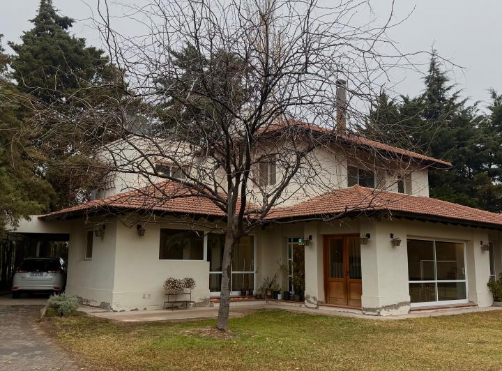 Casa · 280m² · 8 Ambientes · 1 Cochera