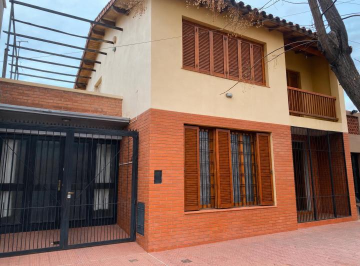 Casa · 110m² · 8 Ambientes · 1 Cochera