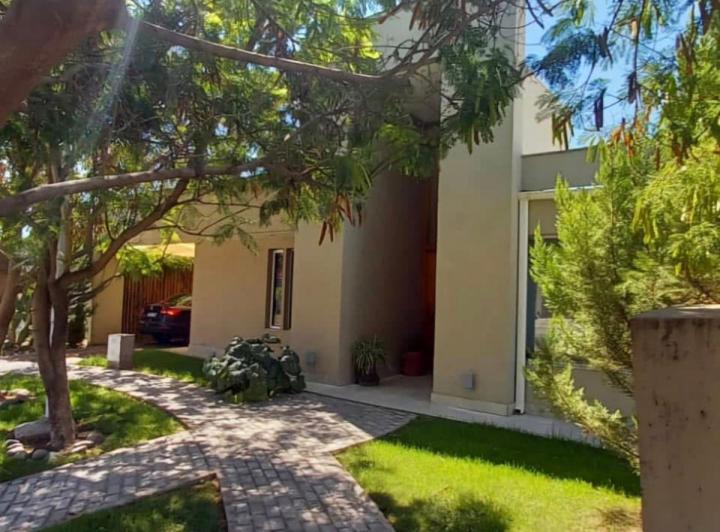 Casa · 215m² · 1 Ambiente · 3 Cocheras