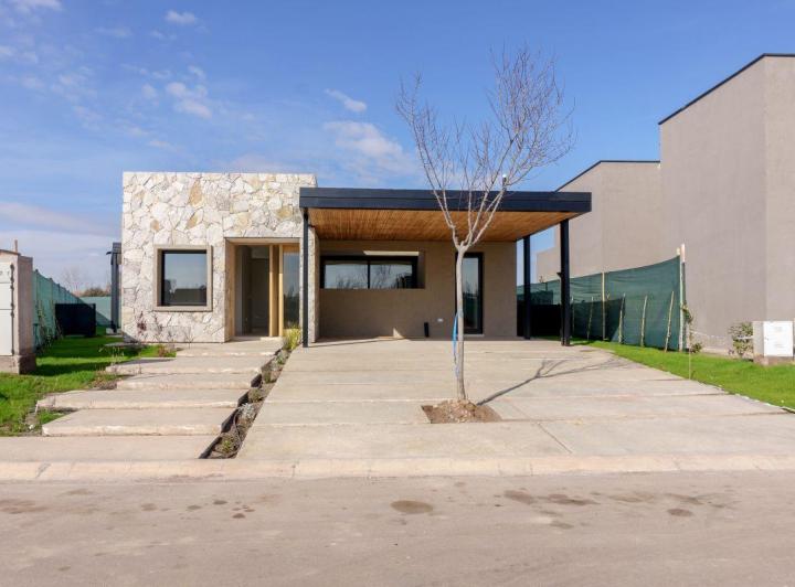 Casa · 239m² · 5 Ambientes · 2 Cocheras