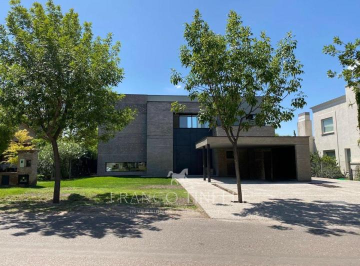 Casa · 345m² · 6 Ambientes · 2 Cocheras