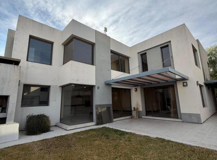Casa · 220m² · 3 Dormitorios · 1 Cochera