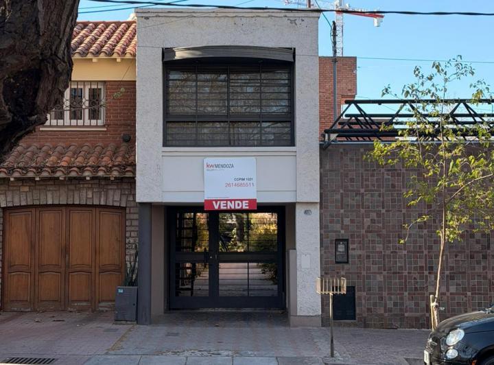 Casa · 200m² · 9 Ambientes · 3 Cocheras