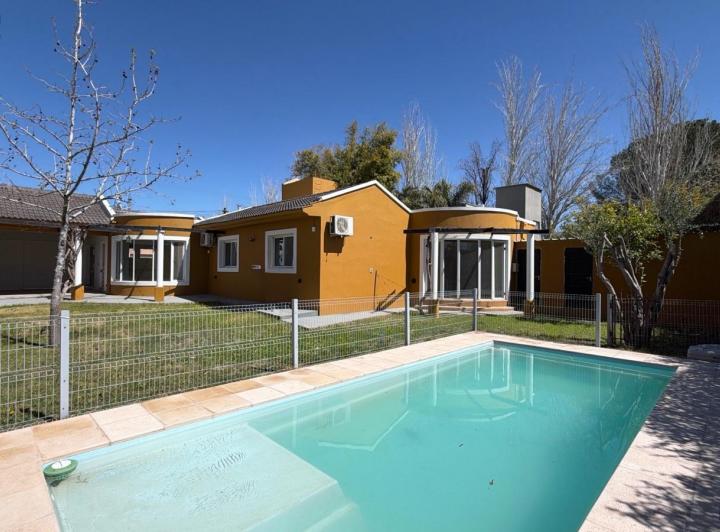 Casa · 240m² · 4 Ambientes · 2 Cocheras