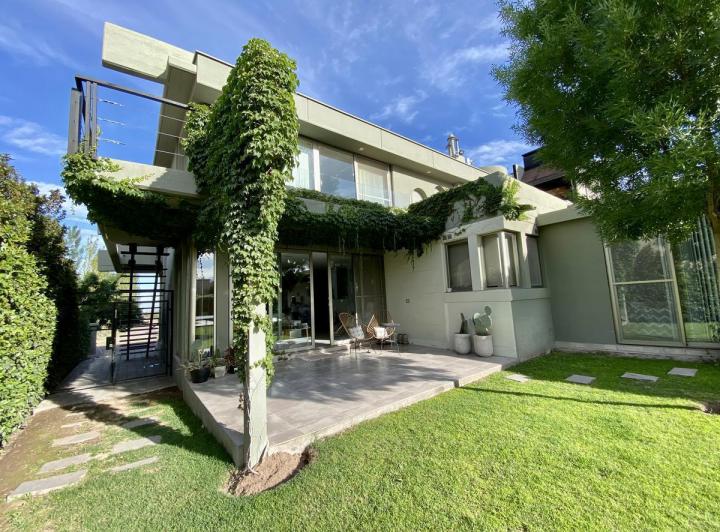 Casa · 410m² · 4 Dormitorios · 2 Cocheras