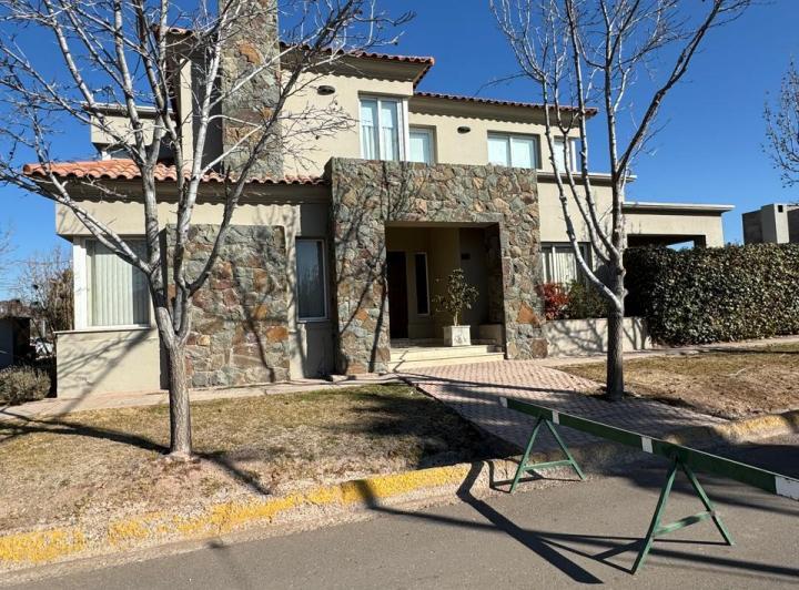 Casa · 230m² · 7 Ambientes · 2 Cocheras