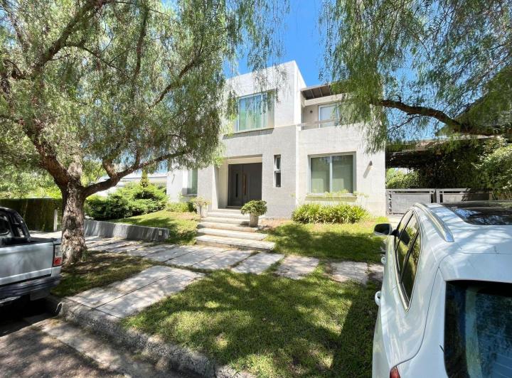 Casa · 350m² · 7 Ambientes
