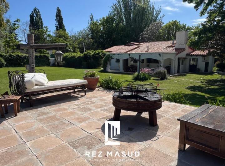 Casa · 300m² · 7 Ambientes · 3 Cocheras