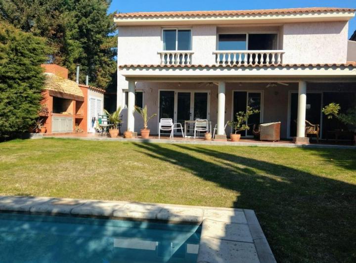 Casa · 260m² · 10 Ambientes · 3 Cocheras
