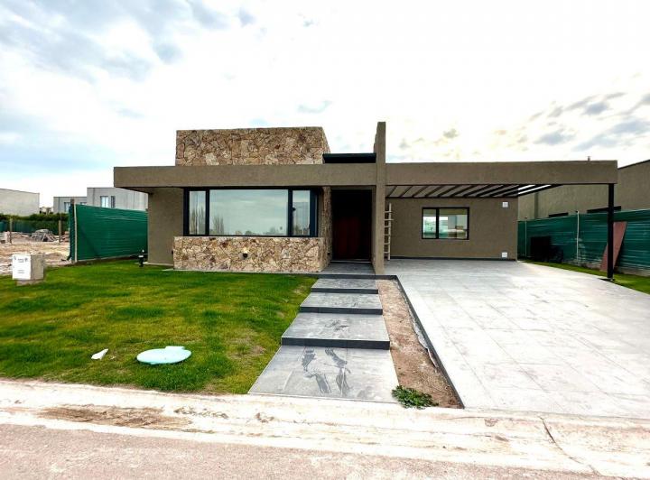 Casa · 220m² · 5 Ambientes · 2 Cocheras