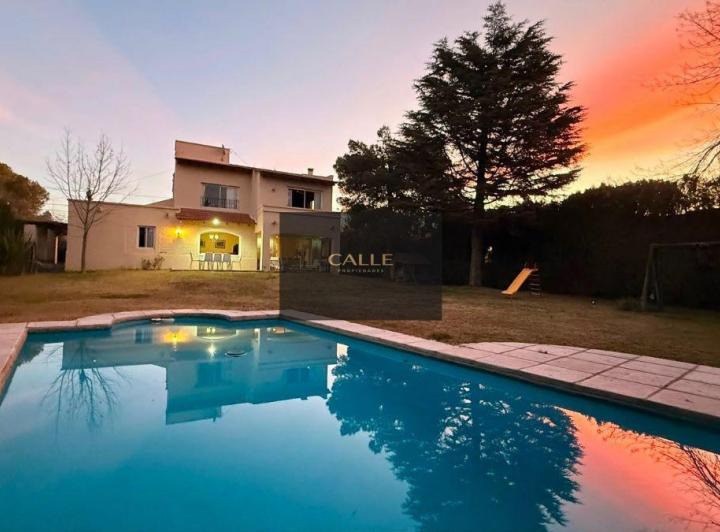 Casa · 220m² · 6 Ambientes · 2 Cocheras