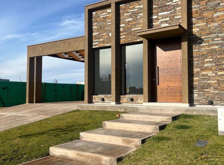 Casa · 220m² · 4 Ambientes · 1 Cochera