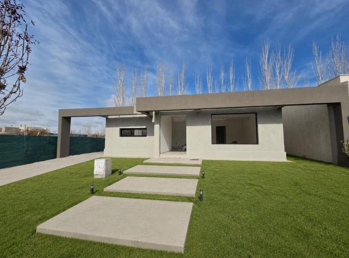Casa · 145m² · 4 Ambientes · 2 Cocheras