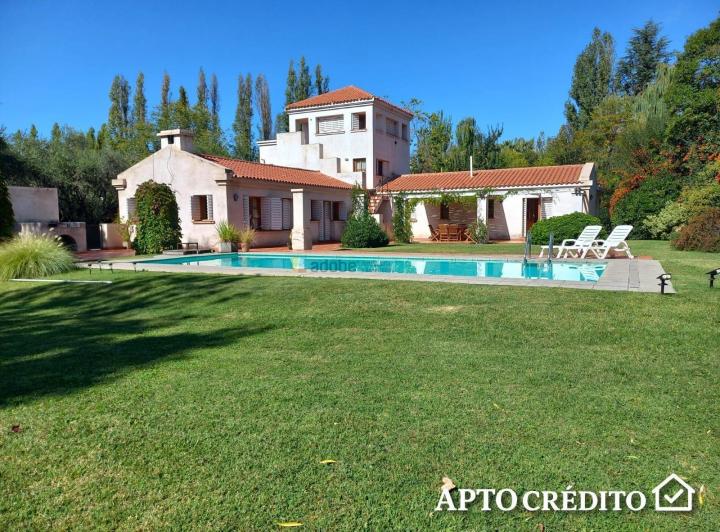Casa · 384m² · 5 Dormitorios · 2 Cocheras
