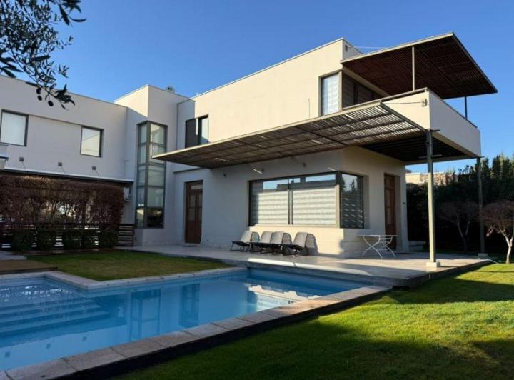 Casa · 350m² · 7 Ambientes · 2 Cocheras