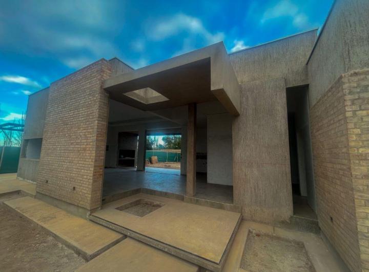 Casa · 180m² · 6 Ambientes · 2 Cocheras
