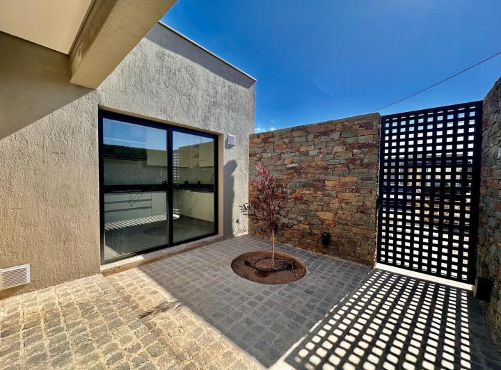 Casa · 300m² · 4 Ambientes · 2 Cocheras