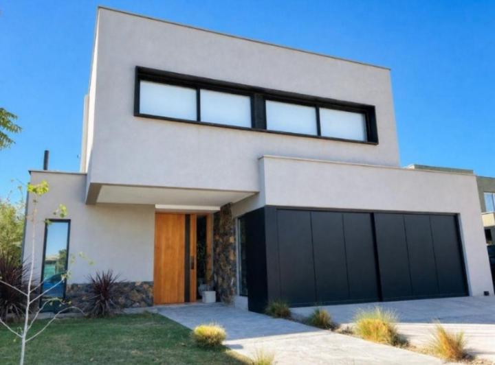 Casa · 339m² · 7 Ambientes · 2 Cocheras