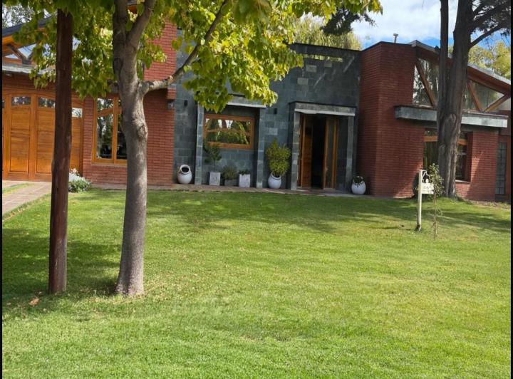 Casa · 330m² · 2 Ambientes · 2 Cocheras