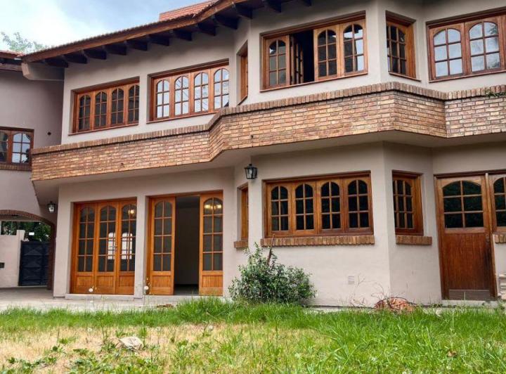 Casa · 294m² · 4 Ambientes · 2 Cocheras