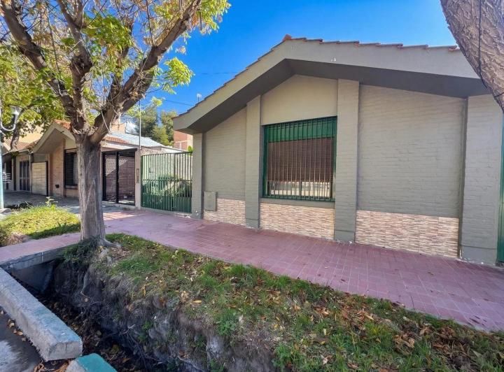 Casa · 160m² · 3 Dormitorios · 2 Cocheras