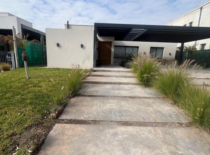 Casa · 210m² · 8 Ambientes · 2 Cocheras