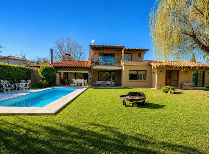 Casa · 385m² · 4 Dormitorios · 2 Cocheras