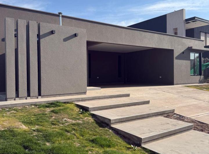 Casa · 217m² · 4 Ambientes · 2 Cocheras