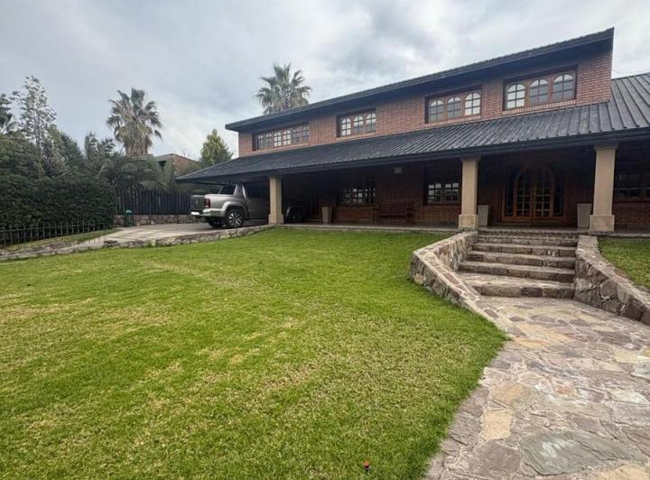 Casa · 1100m² · 6 Ambientes · 3 Cocheras