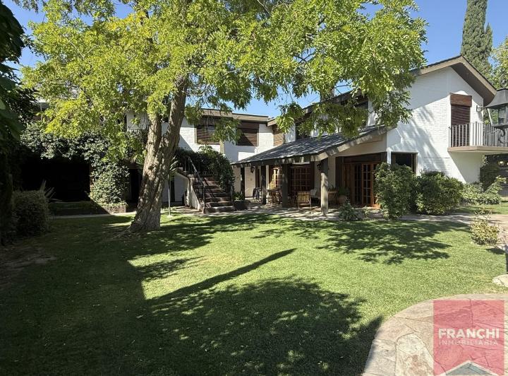Casa · 482m² · 6 Dormitorios · 2 Cocheras