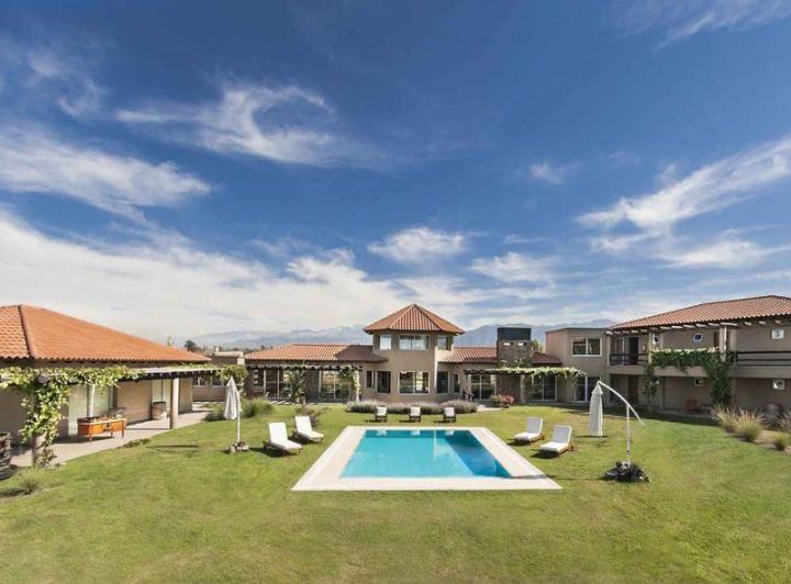 Hotel · 10000m²