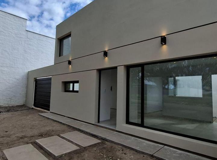 Casa · 75m² · 3 Ambientes · 2 Cocheras