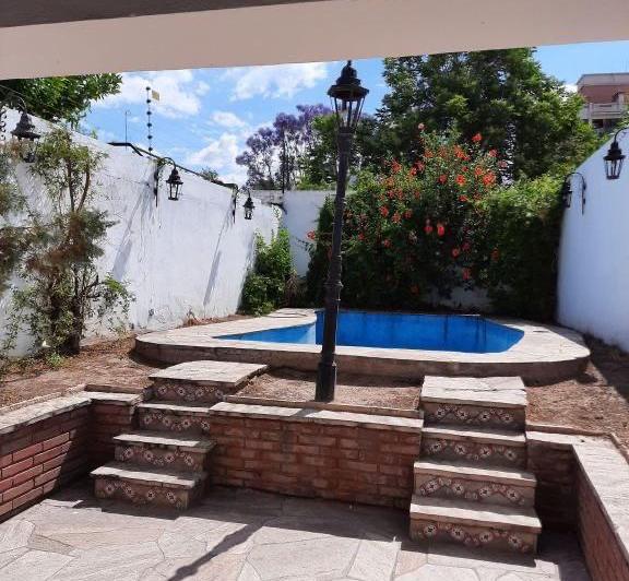 Casa · 200m² · 6 Ambientes · 1 Cochera