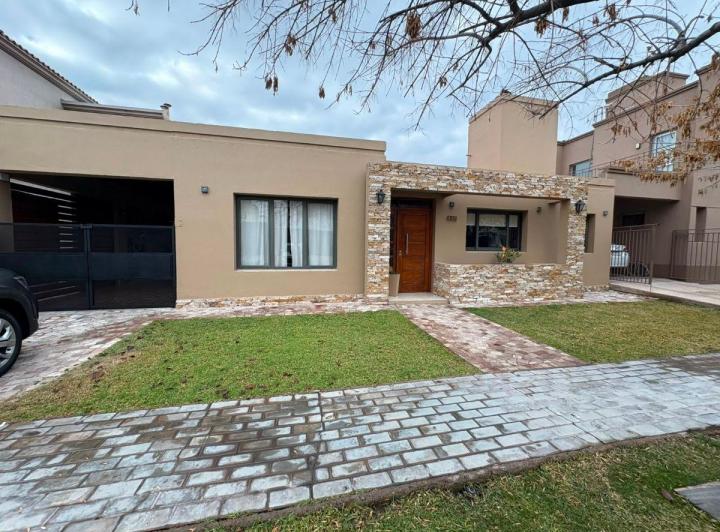 Casa · 161m² · 6 Ambientes · 3 Cocheras