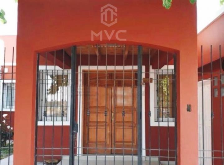 Casa · 220m² · 9 Ambientes · 2 Cocheras