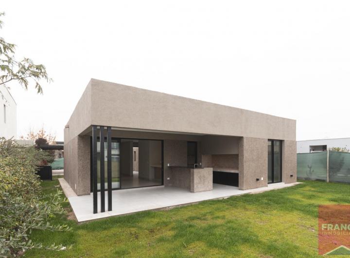 Casa · 143m² · 3 Dormitorios · 2 Cocheras