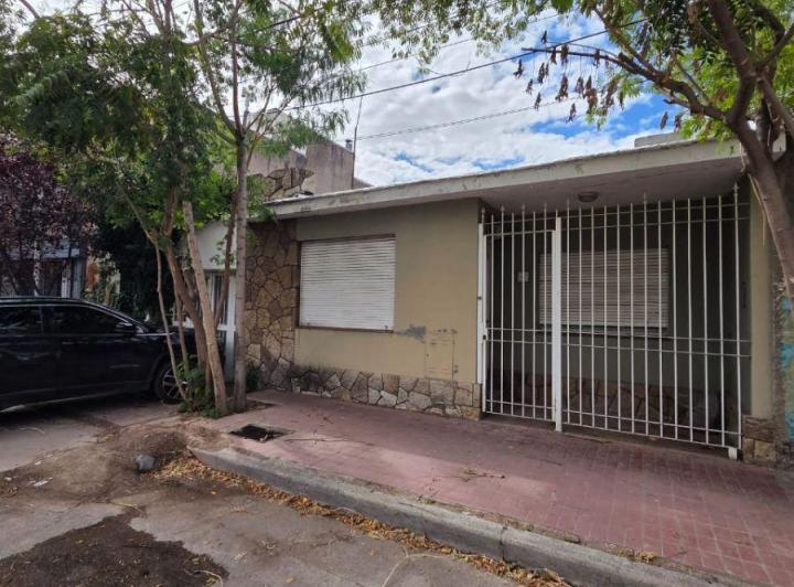 Casa · 95m² · 6 Ambientes · 1 Cochera
