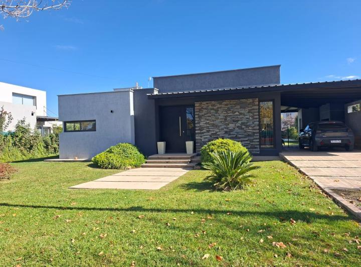 Casa · 170m² · 5 Ambientes · 2 Cocheras