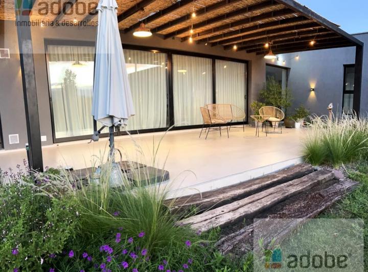 Casa · 190m² · 3 Dormitorios · 2 Cocheras
