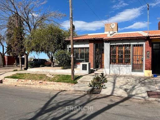Casa · 118m² · 7 Ambientes · 2 Cocheras