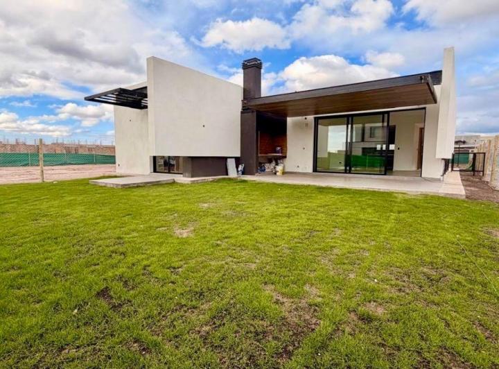 Casa · 200m² · 8 Ambientes · 1 Cochera