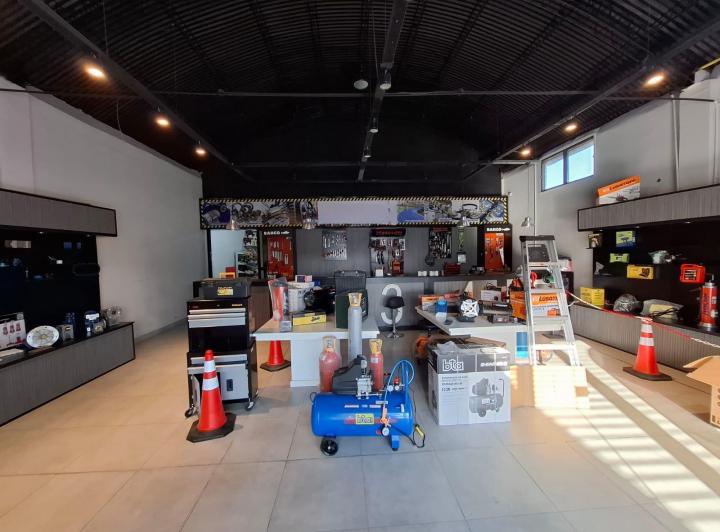 Bodega-Galpón · 456m² · 6 Ambientes · 4 Cocheras