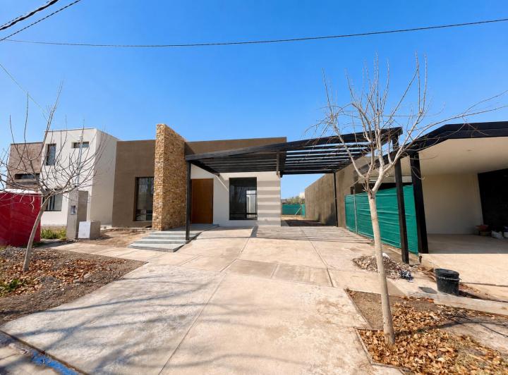 Casa · 160m² · 4 Ambientes · 3 Cocheras