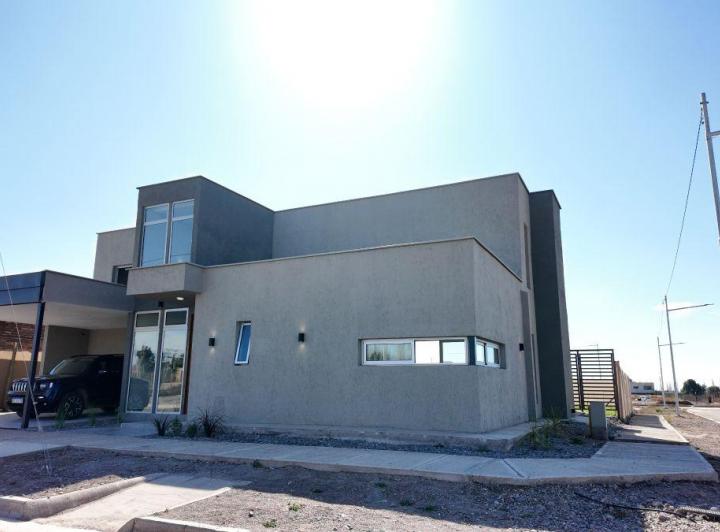 Casa · 235m² · 1 Ambiente · 2 Cocheras