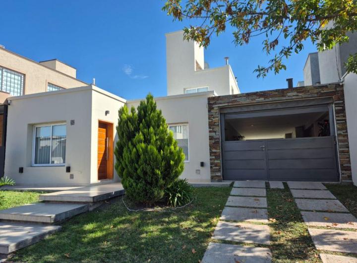 Casa · 245m² · 9 Ambientes · 2 Cocheras