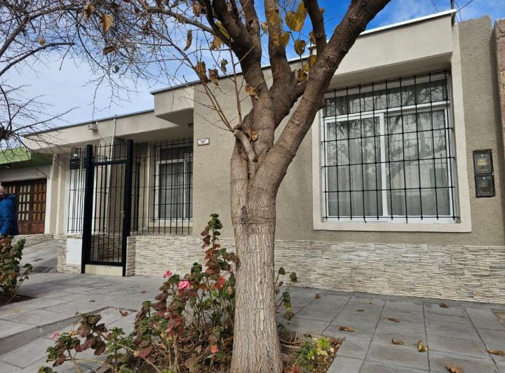 Casa · 180m² · 6 Ambientes · 1 Cochera