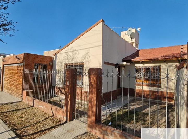 Casa · 135m² · 6 Ambientes · 2 Cocheras