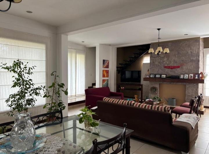 Casa · 341m² · 7 Ambientes · 2 Cocheras
